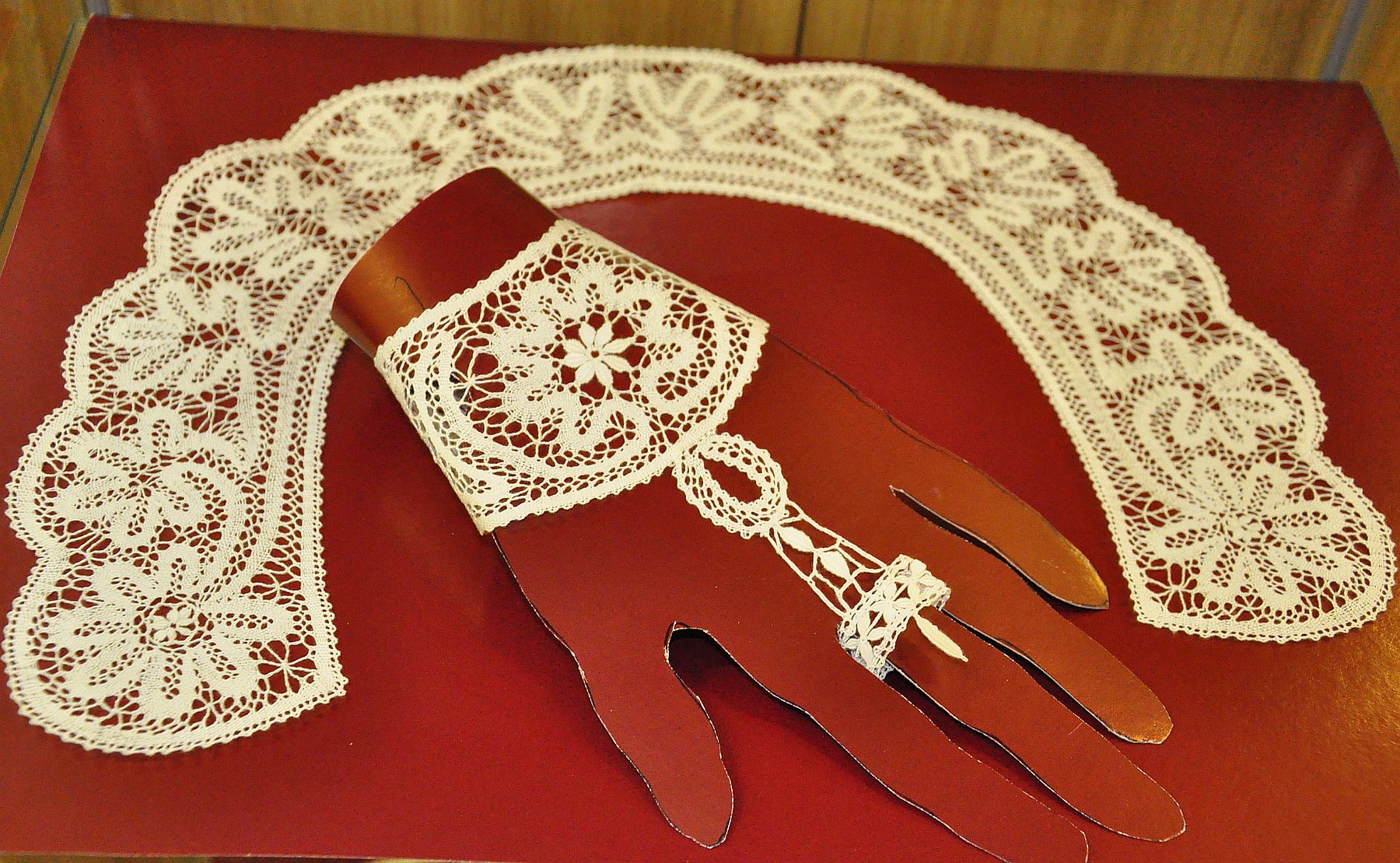 Gergő Katalin csipke-kiállítása a Tolnai utcai Tagkönyvtárban